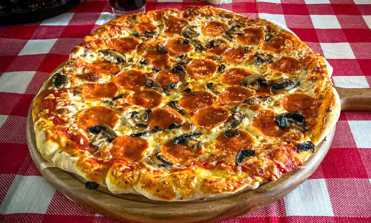 Pizza Pepperoni con Champiñones